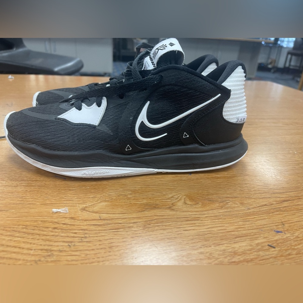 Nike Kyrie low 5 size 7.5 excellent shape